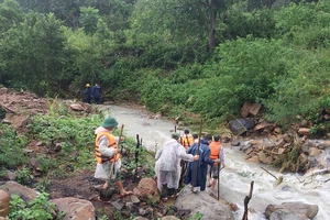 Lũ cuốn chết 3 cha con ở Khánh Hòa