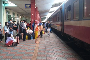 Đường sắt bị ách tắc tại Khánh Hòa do ngập lũ