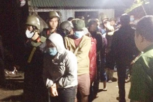 Hàng chục con bạc bị bắt giữ tại thôn Phổ Trạch. Ảnh: BĐO