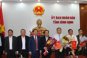 Lãnh đạo UBND tỉnh Bình Định trao quyết định cho các cán bộ chủ chốt. Ảnh: VT