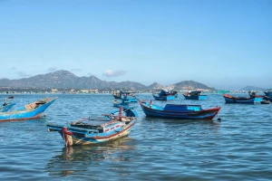 Tàu cá va đá ngầm, 2 người chết, mất tích