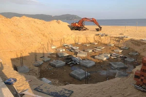 Buộc tháo dỡ công trình không phép trên bãi biển Quy Nhơn