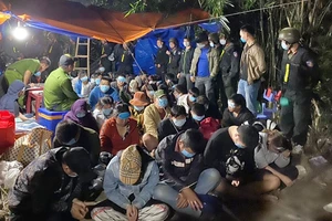 Khởi tố 32 người trong ổ đánh bạc bằng xóc bầu cua “khủng”