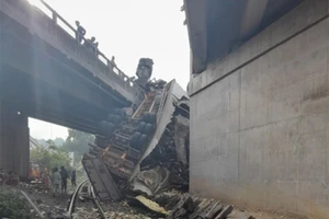 Xe container rơi cầu vượt, 1 đoạn đường sắt Bắc - Nam tê liệt