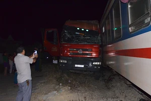 Xe đầu kéo bị tàu lửa kéo lê, đường sắt tê liệt hơn 6 tiếng
