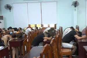 Những thanh niên sử dụng ma túy được đưa đến trụ sở công an để làm rõ vụ việc. Ảnh: CA Bình Định