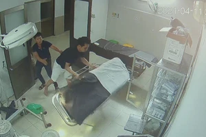 Bệnh nhân cùng người nhà hành hung bác sĩ, điều dưỡng 