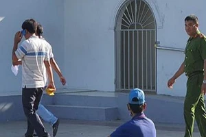 Lực lượng công an khám nghiệm hiện trường. Ảnh: MINH KHÔI