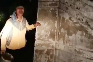 Khởi tố người phụ nữ đổ phân lên người bé 2 tuổi để đòi nợ