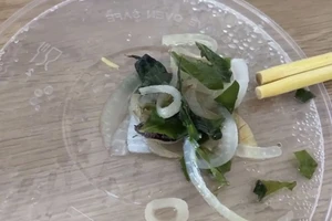 Bị tố 'thức ăn có giòi': Khách sạn dừng nấu cho người cách ly