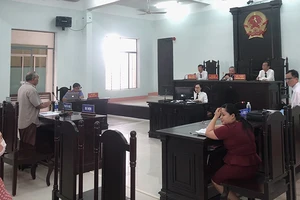 Ngừng phiên tòa kiện chủ tịch tỉnh vì không cung cấp thông tin