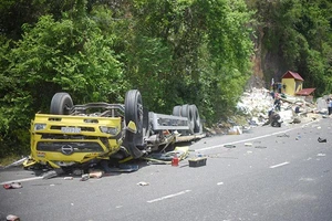 Xe tải đổ đèo Cù Mông đâm vào vách núi, 2 người chết 