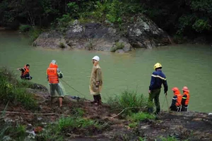 Trượt chân xuống suối, 3 cháu bé chết đuối thương tâm