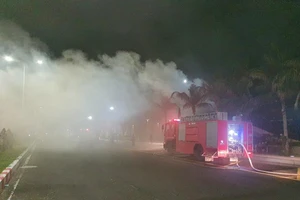 Quán bar ở Phú Yên bị cháy hơn 15 tiếng đồng hồ