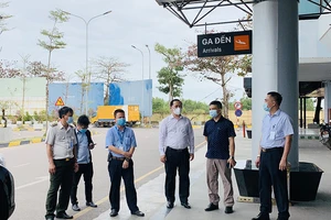 Khẩn cấp tìm người đi cùng chuyến bay với bệnh nhân COVID-19