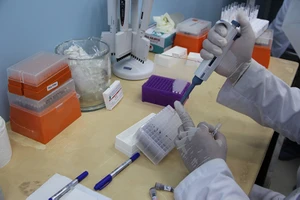 Đi khám bệnh, 3 mẹ con, bà cháu được phát hiện mắc COVID-19