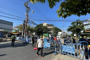 Nha Trang, Ninh Hòa phát phiếu cho dân đi chợ