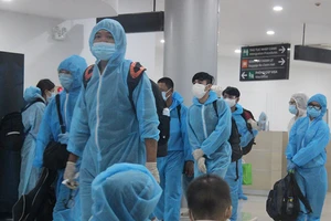 Chuyến bay đầu tiên đưa 196 người Bình Định từ TP.HCM về quê