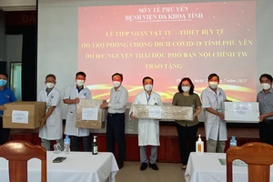Trao tặng thiết bị, vật tư y tế hỗ trợ tỉnh Phú Yên chống dịch COVID-19