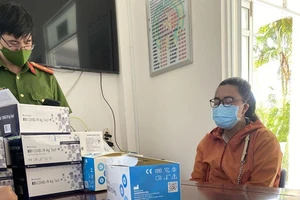 Bắt quả tang vụ mua bán không phép kít test nhanh COVID-19 ở Phú Yên