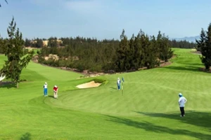 Giám đốc sở và phó cục thuế ở Bình Định đi chơi golf giữa mùa dịch, tiếp xúc F0