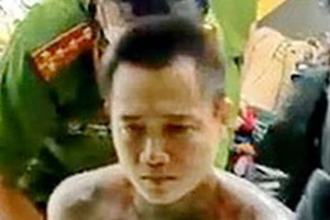 Mang súng hoa cải định vượt chốt kiểm dịch giữa đêm khuya