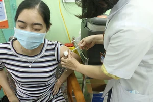 Người tiêm 2 mũi vaccine COVID-19 ở Khánh Hòa được ra đường