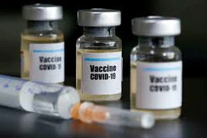 Chủ tịch xã mời 20 người thân của cán bộ tiêm vaccine sai quy định