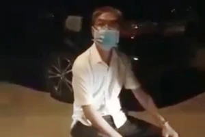 1 trưởng phòng uống rượu bia, lái ô tô vào đường cấm khi đang giãn cách