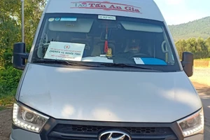 Dán biển 'Chuyến xe nghĩa tình' chở người trái phép về từ vùng dịch