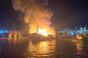 Điều tra 5 tàu cá bị cháy rụi, thiệt hại nhiều tỉ đồng
