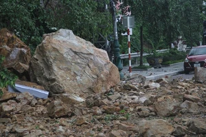 Đất đá trên núi bất ngờ đổ ập xuống TP Quy Nhơn, 3 người bị thương