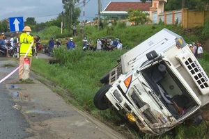 Ô tô đông lạnh lao vào lề tông chết người đang dắt bộ xe máy 