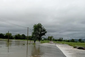 Nhiều xã ở Phú Yên bị chia cắt, nhiều nơi ách tắc giao thông 