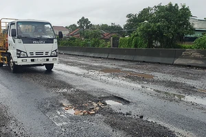 Chùm ảnh: Mùa mưa, Quốc lộ 1 qua tỉnh Phú Yên nát như ruộng cày