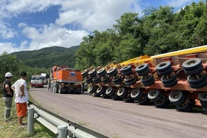 Xe siêu trường siêu trọng chở cánh quạt điện gió bị lật ở chân đèo An Khê