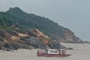 Xuồng đánh cá bị chìm ở cửa biển, 2 ngư dân chết, mất tích