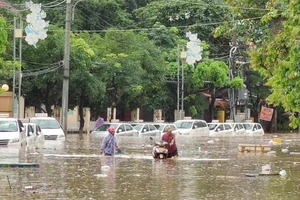 Bình Định lại lở núi, nhiều căn nhà bị ngập
