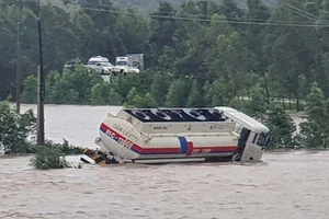 Thủy điện ồ ạt xả lũ, ô tô bị cuốn trên quốc lộ, dân trở tay không kịp