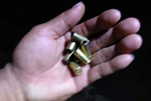 Vừa ra sân, 1 phụ nữ bị bắn trong đêm