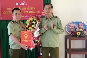 Cảnh cáo đội trưởng quản lý thị trường đòi chủ xe “chung chi”