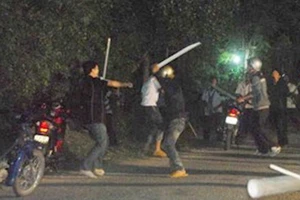 2 nhóm thanh niên hỗn chiến trong đêm, 1 người chết