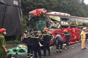 Ô tô khách và xe đầu kéo tông, tài xế tử vong 10 người bị thương