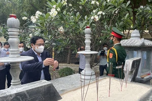 Thủ tướng Phạm Minh Chính dâng hương tưởng niệm các liệt sĩ Gạc Ma
