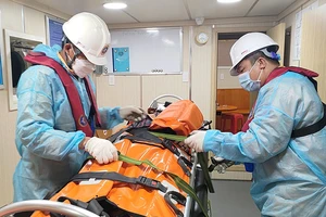 Tàu SAR27-01 cứu thủy thủ tàu nước ngoài nguy kịch trên biển Nha Trang