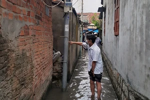 Lội nước mưa đi ngang trụ điện, một phụ nữ bị điện giật tử vong