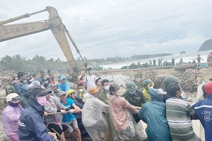 Nhiều vùng ven biển tan hoang do mưa to gió mạnh bất thường