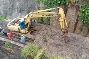 Sạt lở ở đèo Cả, đường sắt Bắc- Nam ách tắc nhiều tiếng đồng hồ