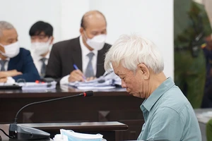 Tự bào chữa, cựu chủ tịch tỉnh Khánh Hòa khóc và nói mình không vụ lợi