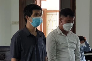 Phạt tù 2 người mua bán súng quân dụng qua mạng